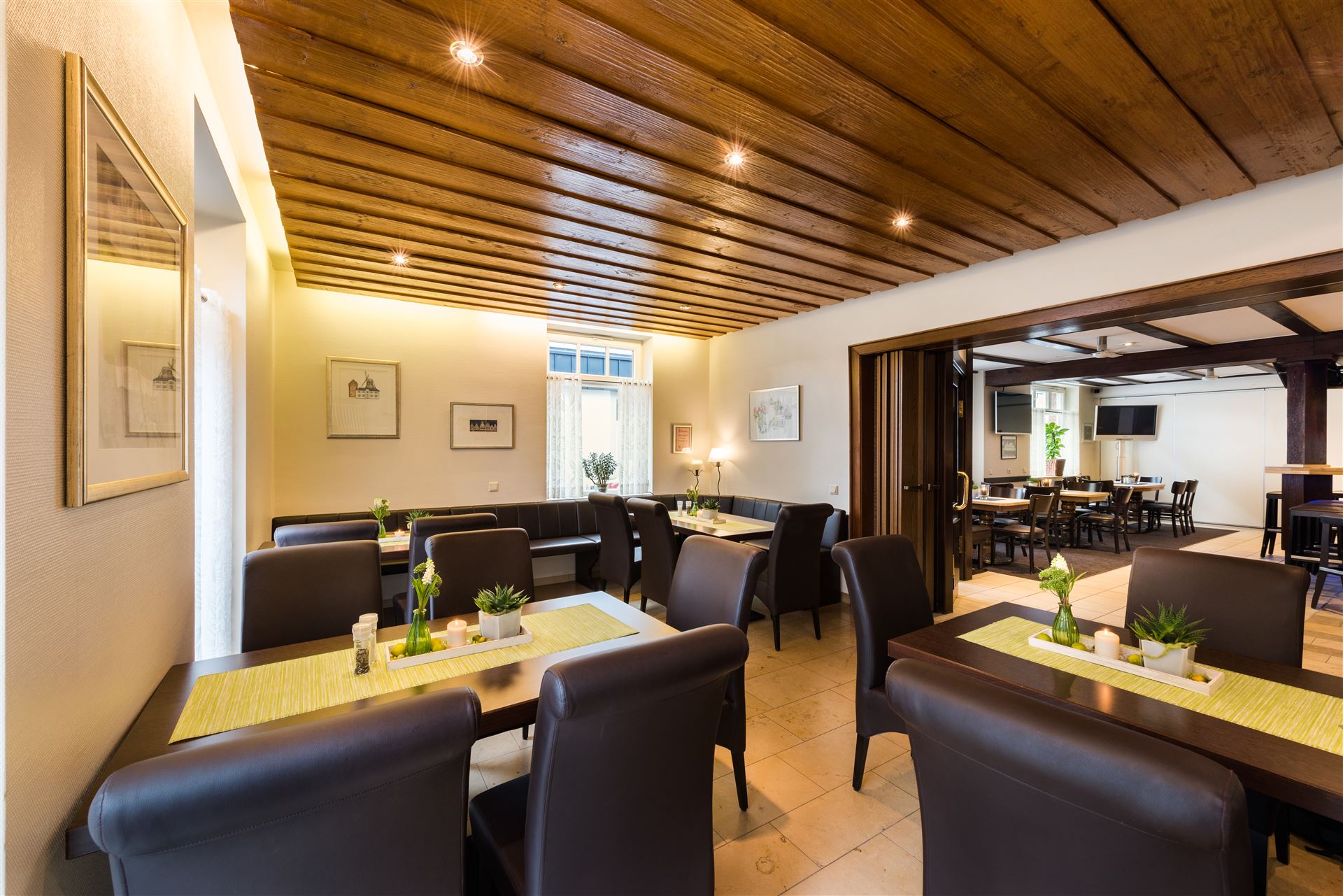 Foto van het restaurant vanuit de hoek gezien. Op de achtergrond ziet men een gedeelte van het café