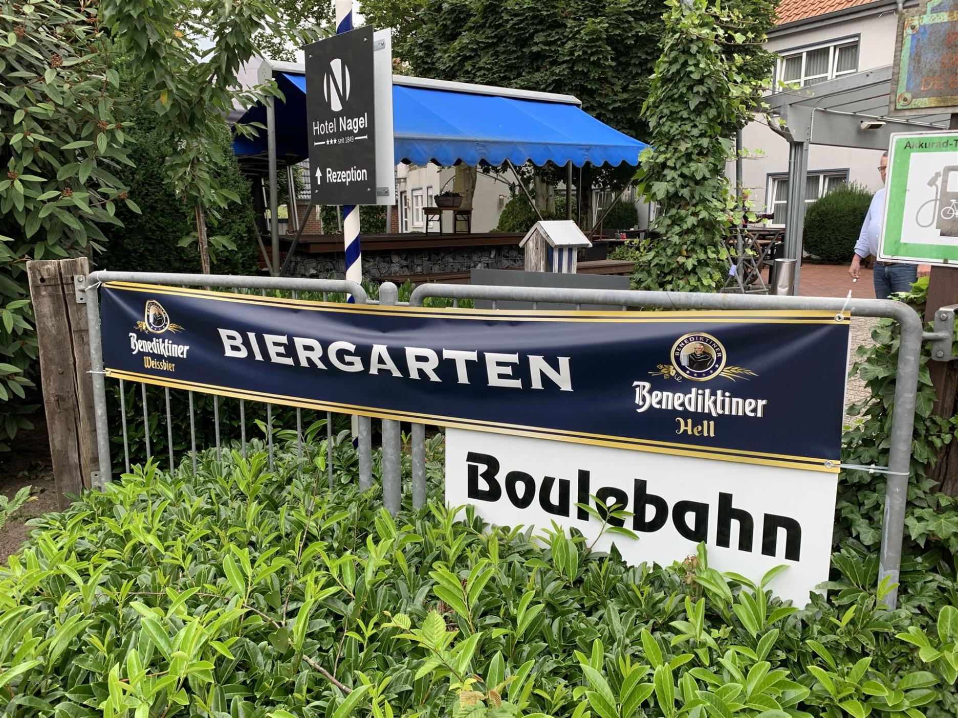 Ingang van de biergarten aan de achterzijde van het hotel