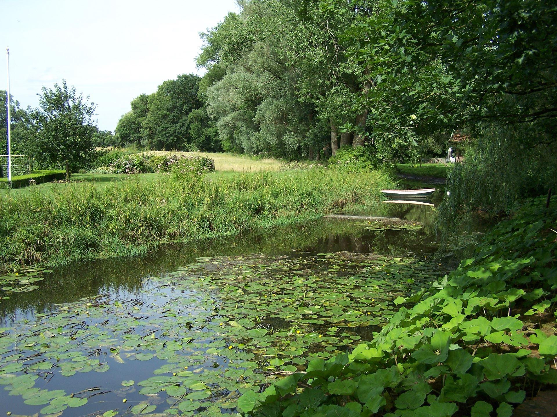 Mooi uitzicht op de slinge en weiden erachter bij berenschots molen in winterswijk