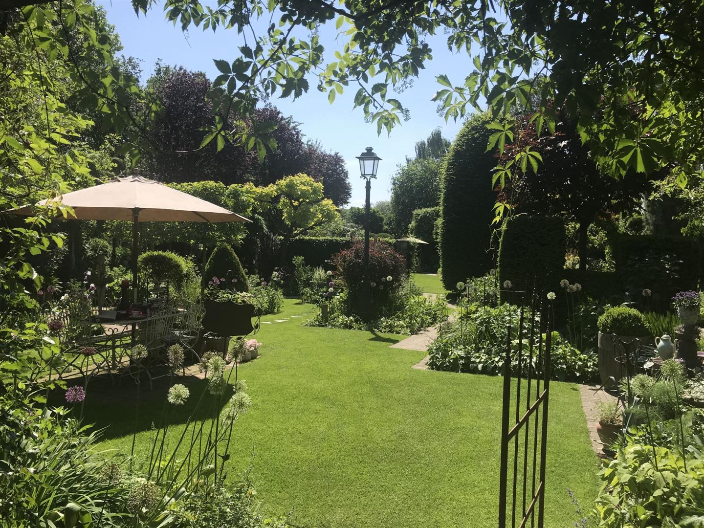 Heerlijk zicht op de tuin van de familie Picker in Weseke