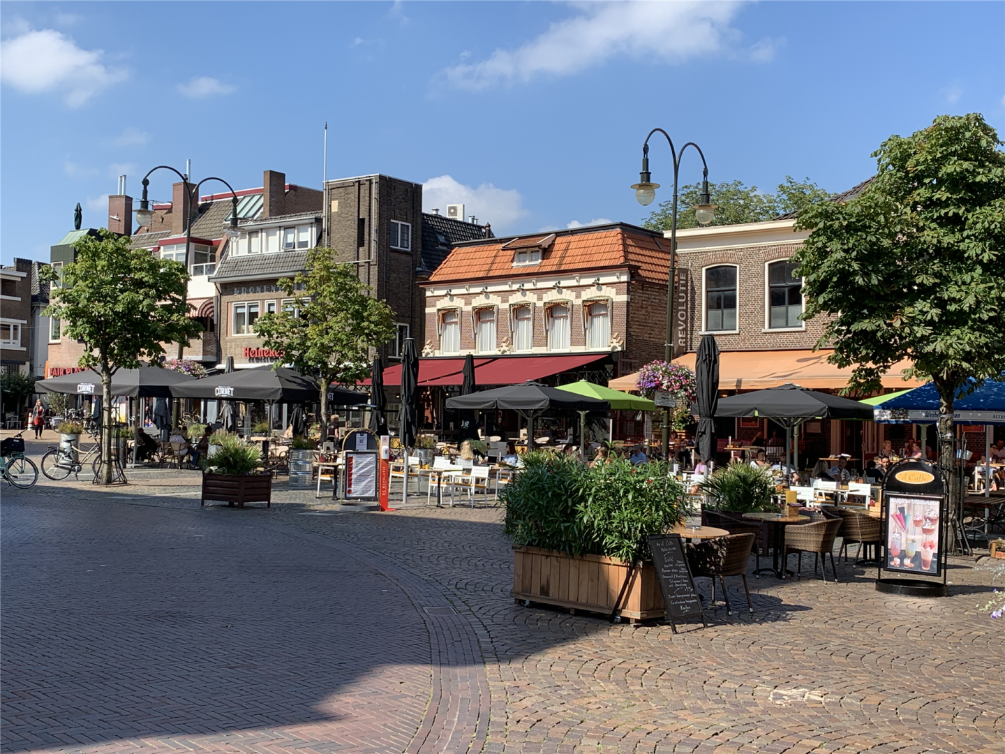 Foto van de markt in winterswijk met kijk op terrassen en horecapanden
