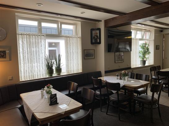 Tafels aan het raam in het café