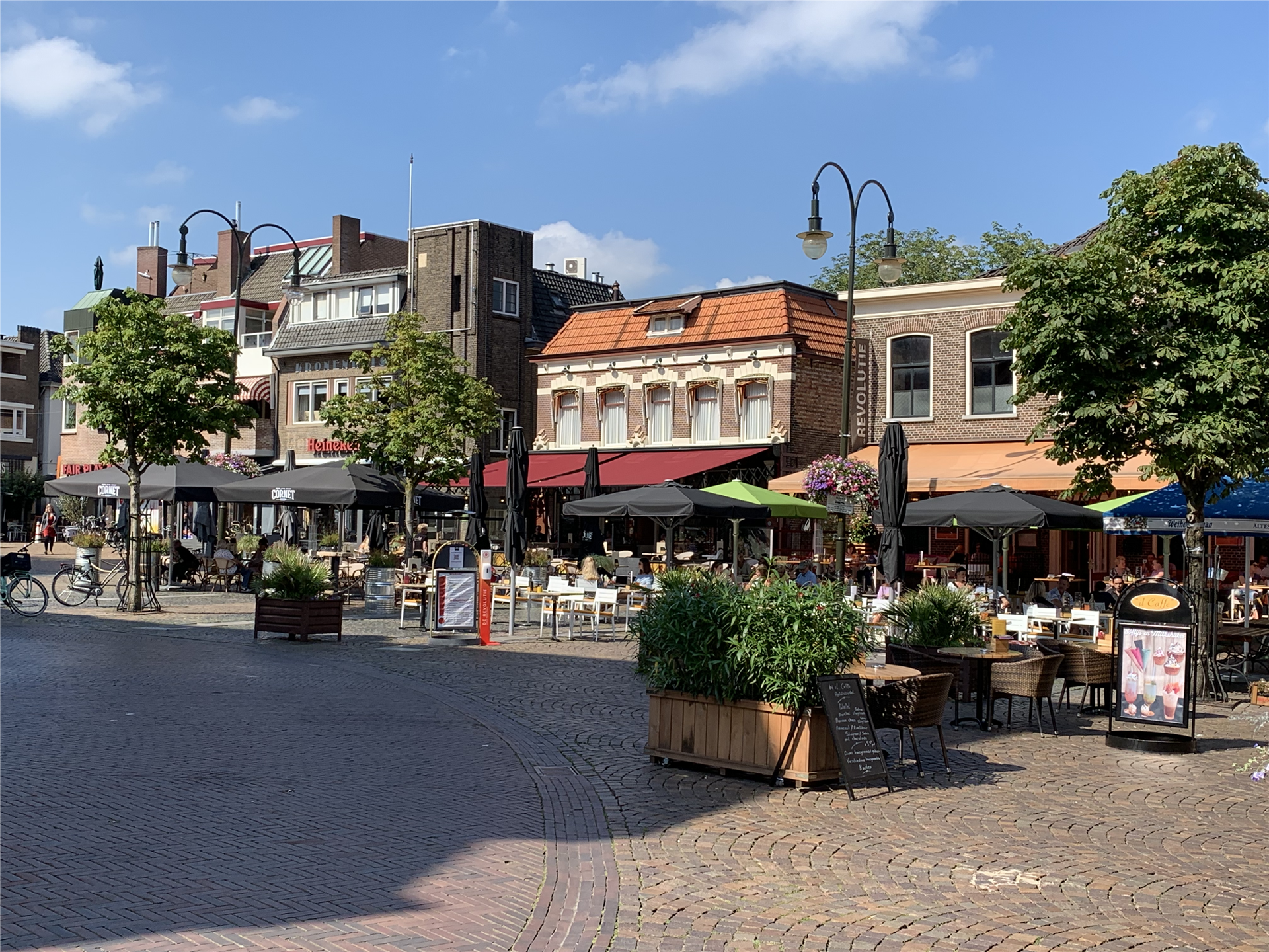 Kijk op de markt in het centrum van winterswijk met terrassen en horeca