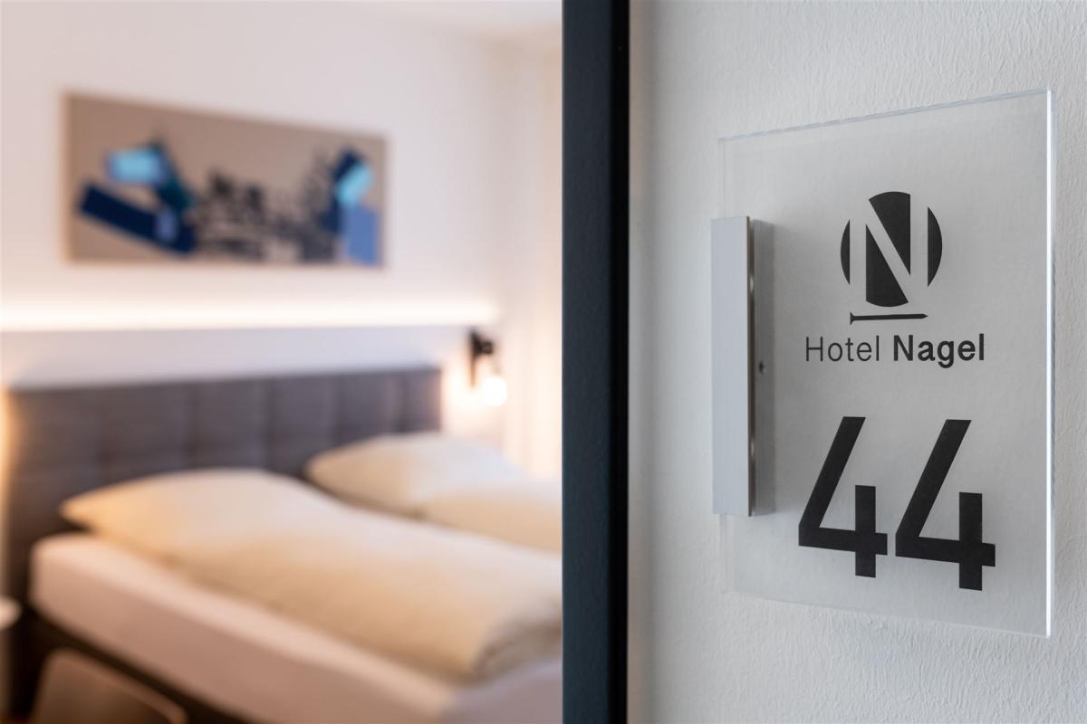 Aanzicht van een ingeschakelde wandlamp in het nieuwe hotelcomplex.