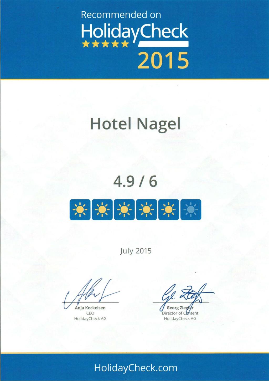 Foto toont certificaat aanbeveling "Holiday Check" met 4,9 van 6 punten