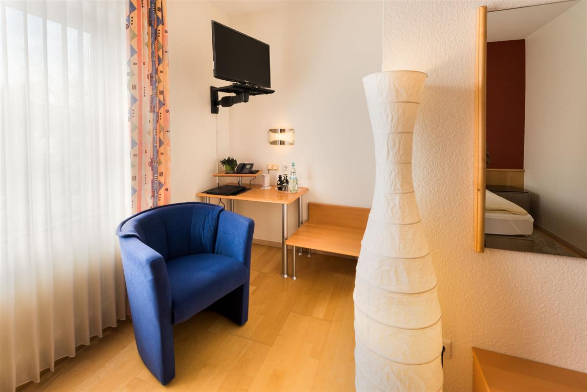 Foto van de zithoek in een standaard tweepersoons kamer