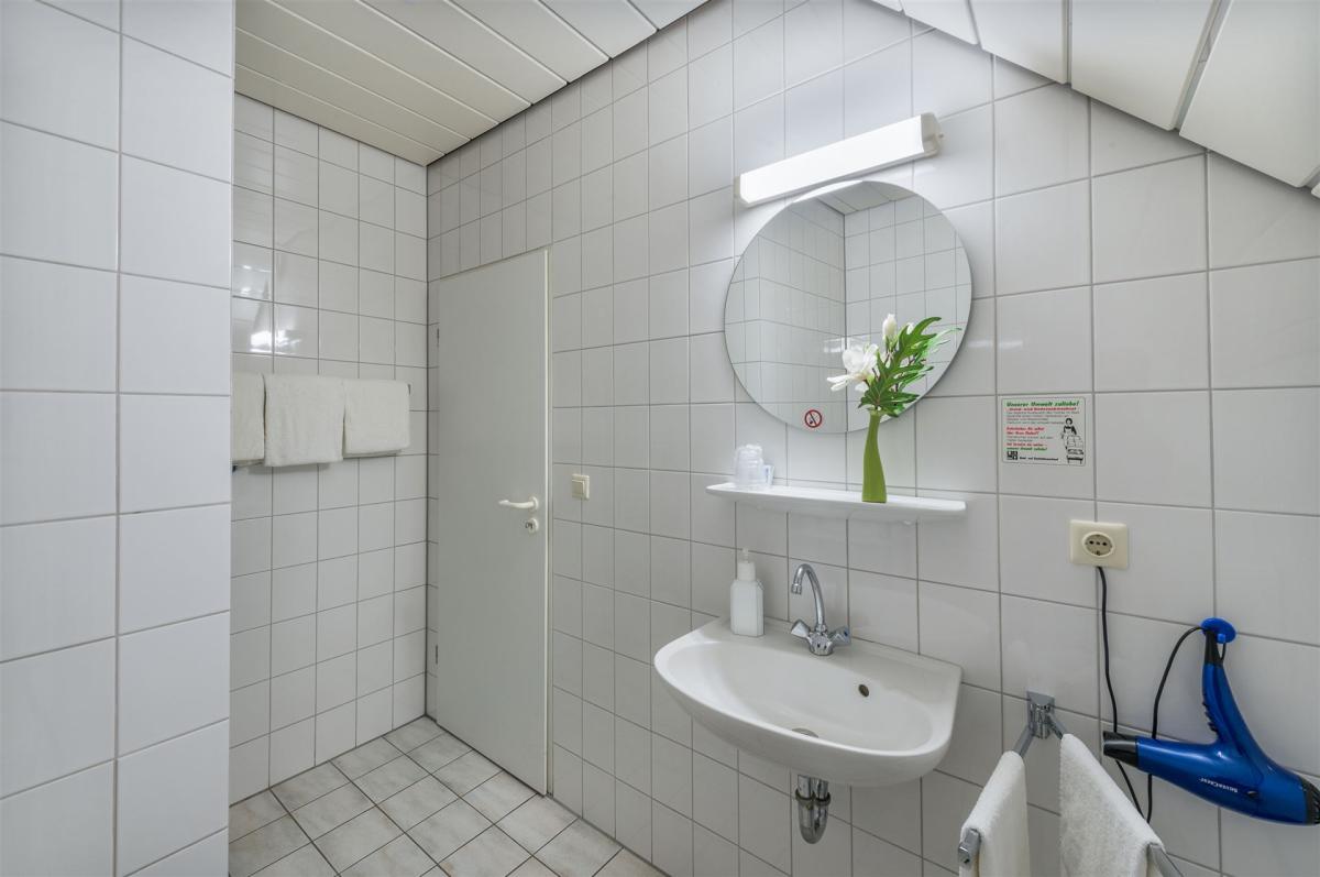 Foto van een economy badkamer