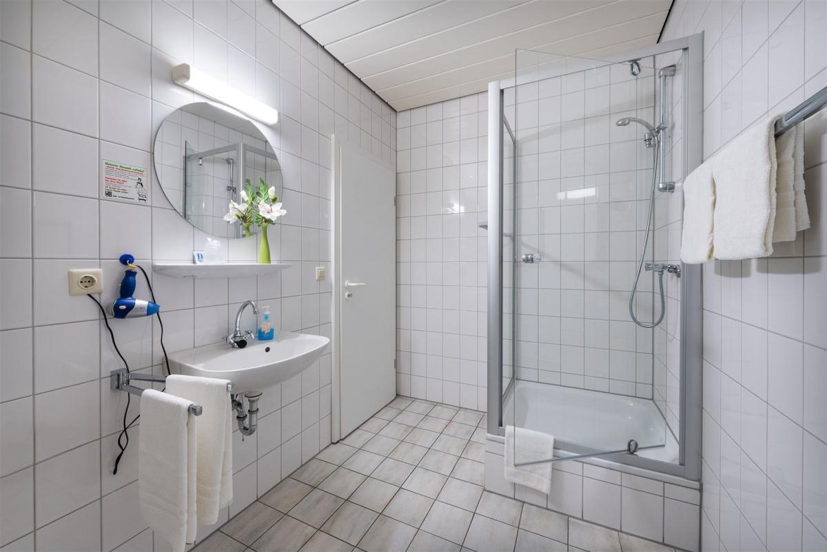 Foto van een economy badkamer