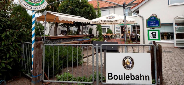 Foto toont de biergarten vanuit de ingang aan de achterzijde van het hotel.