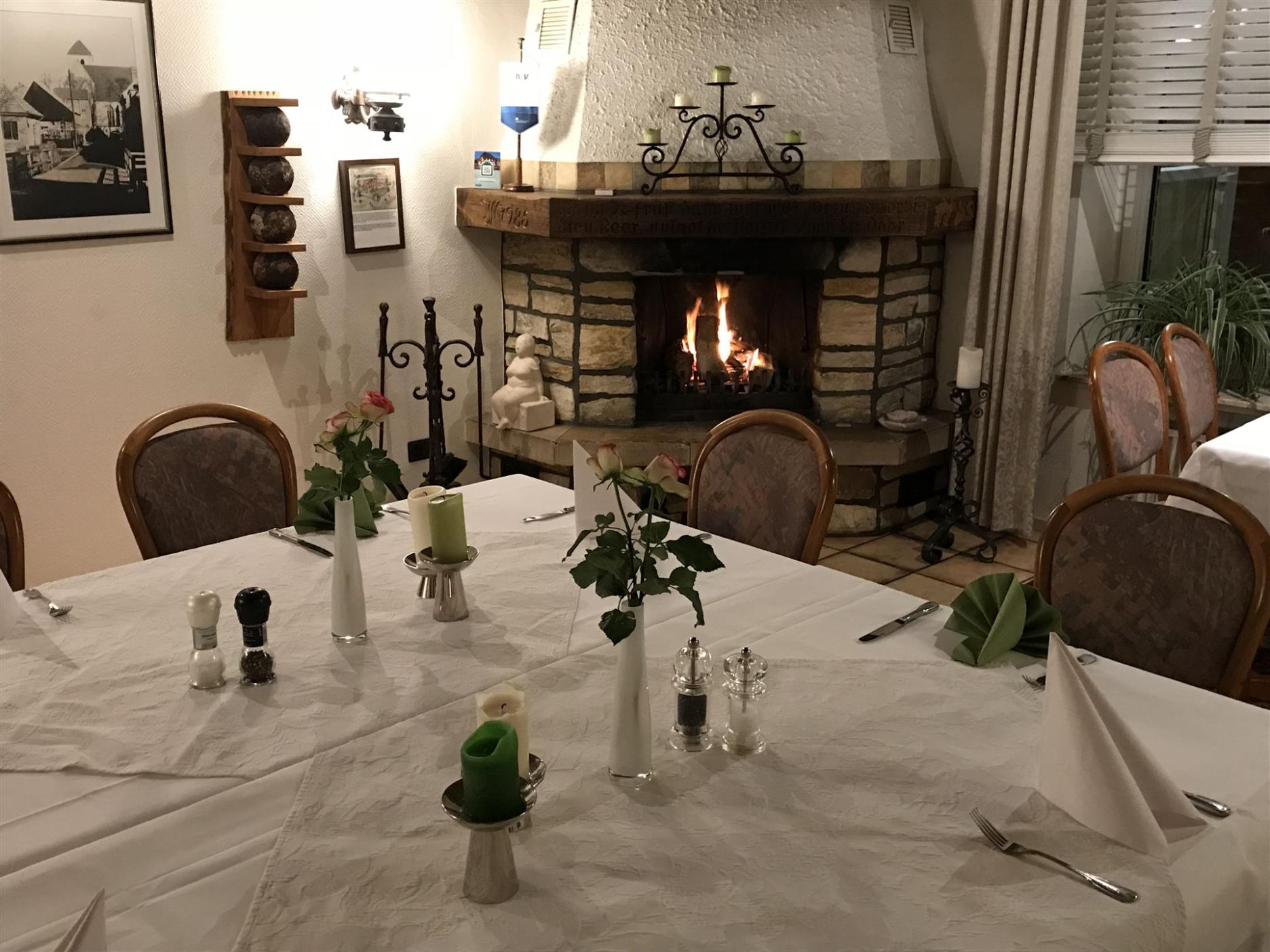 Foto van de clubkamer met brandende open haard.