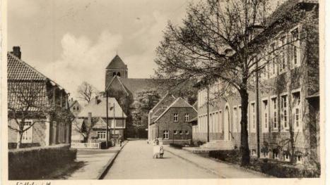 Zwart-wit foto van de Bahnhofstraße in Südlohn anno 1849.