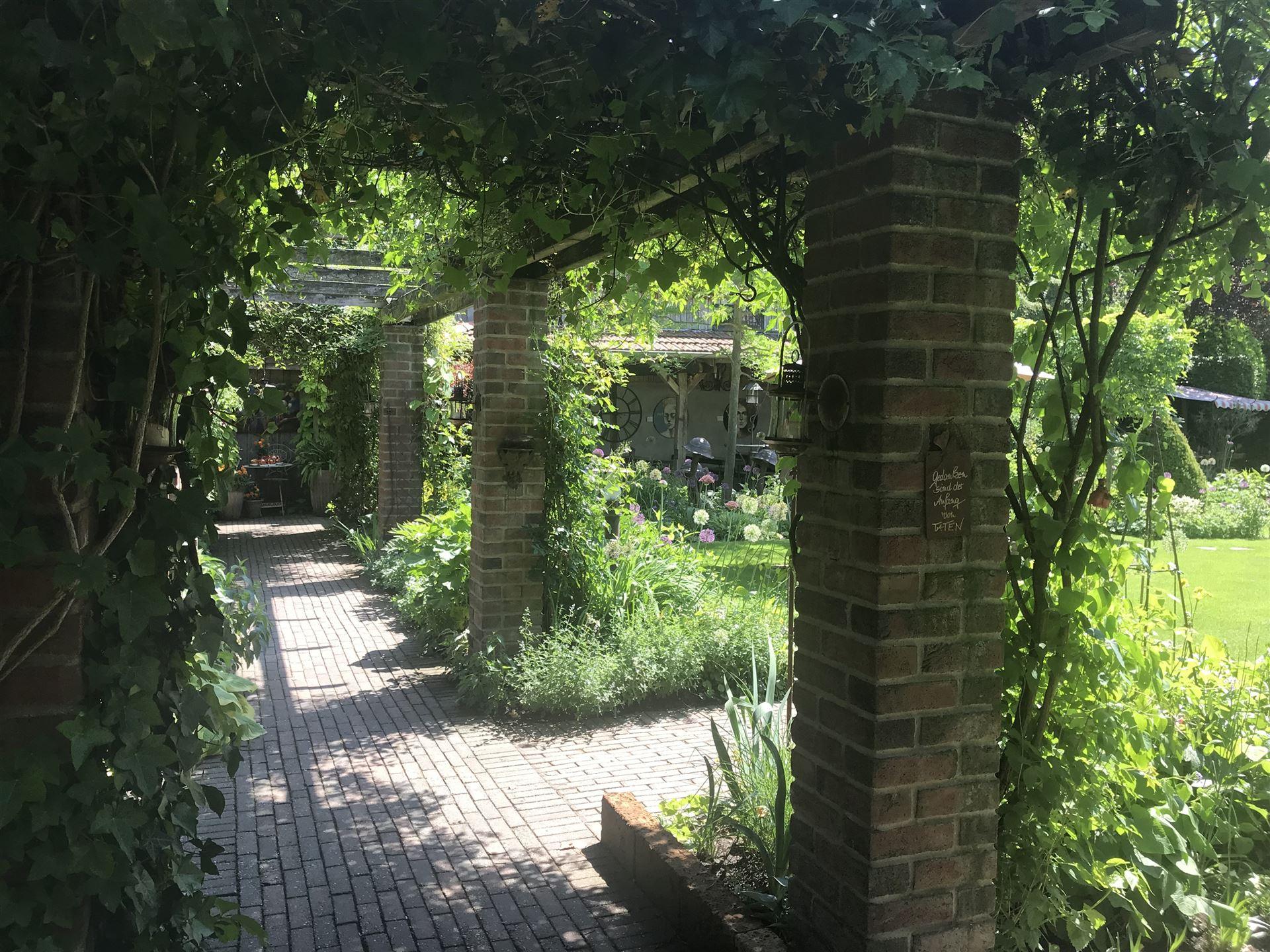 Kijkje in de prachtige tuin van familie Pickers in Weseke. De tuin kan worden bezocht