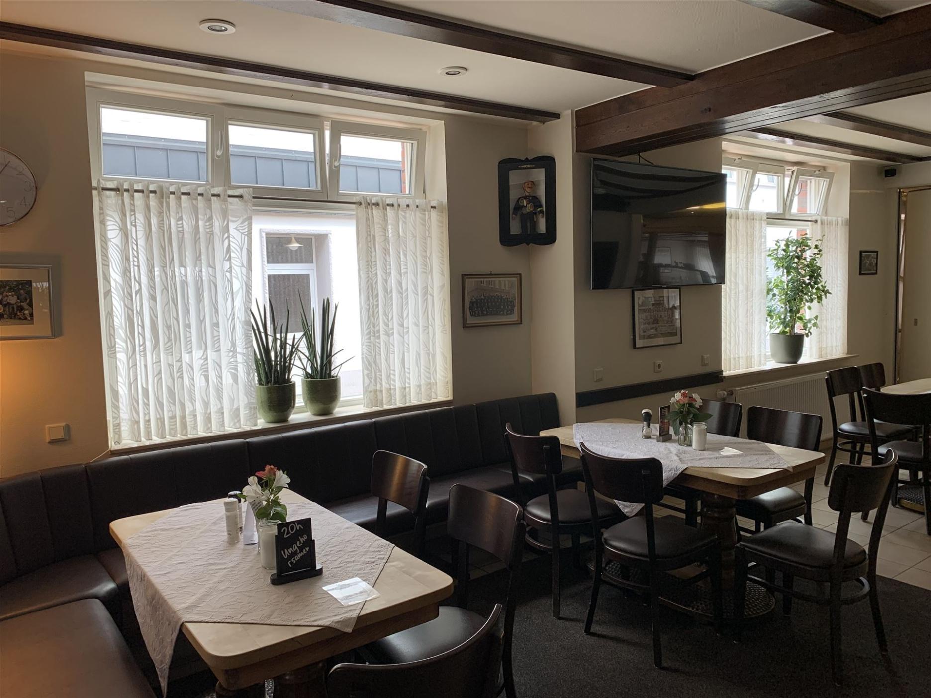 Tafels aan het raam in het café 