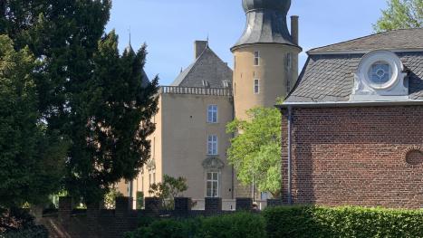 Aanzicht van kasteel Gemen bij prachtig weer.